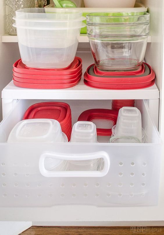Tupppers de plástico y cristal ordenados